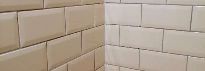 Beige geflieste Wand